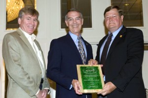 杰克·科尔比（Jack Colby），右和戴维·哈奇（David Hatch）离开，接受授予北卡罗来纳州可持续发展努力的奖项。