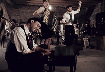 录音室里有一支爵士乐队。