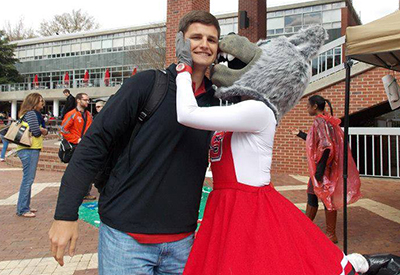 Wuf女士吻茂地。