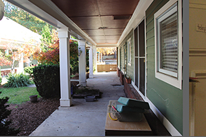 教室外的露台鼓励孩子们玩耍。