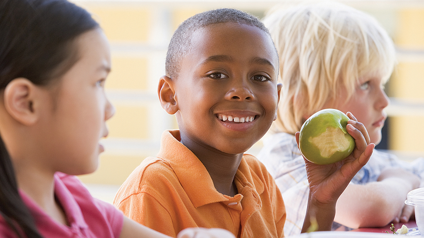 年轻人用苹果。