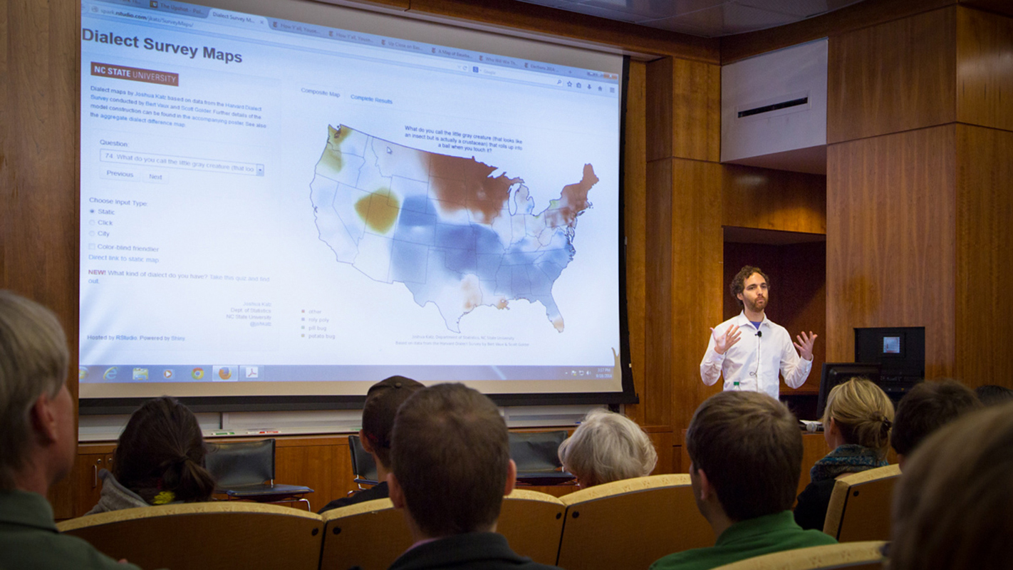 卡茨在图书馆的人群前。