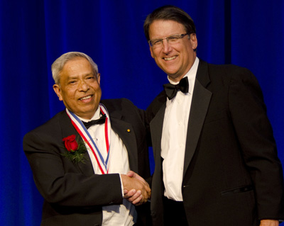 Jay Narayan（左侧）和州长Pat Mccrory在北卡罗来纳州颁奖典礼11月13日。