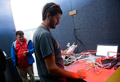 北卡罗来纳州的空中机器人团队演示了无人机技术。