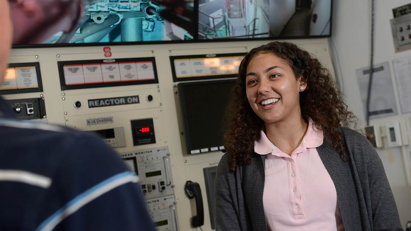 茉莉核心核工程学生茉莉花，在伯灵顿实验室的核反应堆中作品。