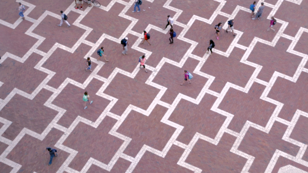 一片学生和砖块的海洋。