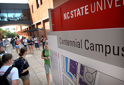 学生在百年校园纺织学院课堂之间交谈。