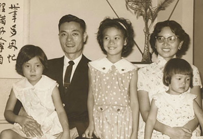 终于在三年的分离后重建，家庭在抵达这个新的国家的夜晚在美国拍摄了第一张照片。照片：elainechao.com。