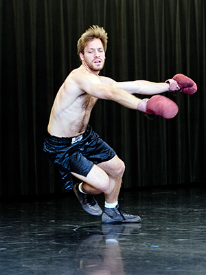 舞蹈演员雅各布马克思排练“Elegie”，由Robin Harris编排的工作。马克思是核工程中的第二年硕士学位。“Elegie”将作为舞蹈计划于11月20日和21日的舞蹈计划的秋季音乐会的一部分进行。