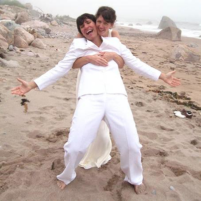 2008年6月17日，在Nova Scotia的婚礼仪式后不久，Valerie Faulkner，Frant和Jenn Smith。