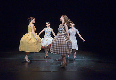 来自NCSU舞蹈公司的舞者表演“从左派：”，由NC州舞蹈计划主任罗宾哈里斯编排的一项工作。照片由Benjamin Scott。