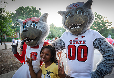 伍夫夫妇的光临使希尔斯伯勒大街增色不少。