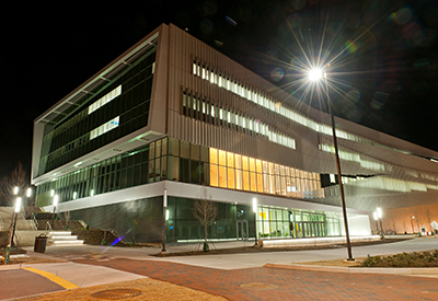 亨特图书馆位于百年校园的学术椭圆形中心。