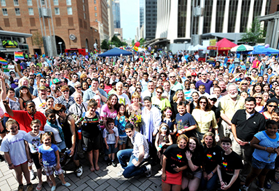 霍林斯海德在修正案一通过前三天举行的公开婚礼吸引了一大群祝福者。