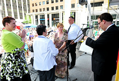 2012年5月5日，Justine Hollingshead和Debbie Dean在罗利举行婚礼。