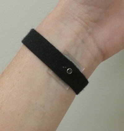 银纳米线传感器符合患者的皮肤，形成紧密接触。图片来源：朱勇。点击放大。