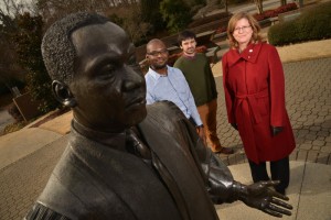 北卡罗来纳州虚拟马丁·路德·金项目的研究人员站在激发该项目灵感的马丁·路德·金雕像后面。