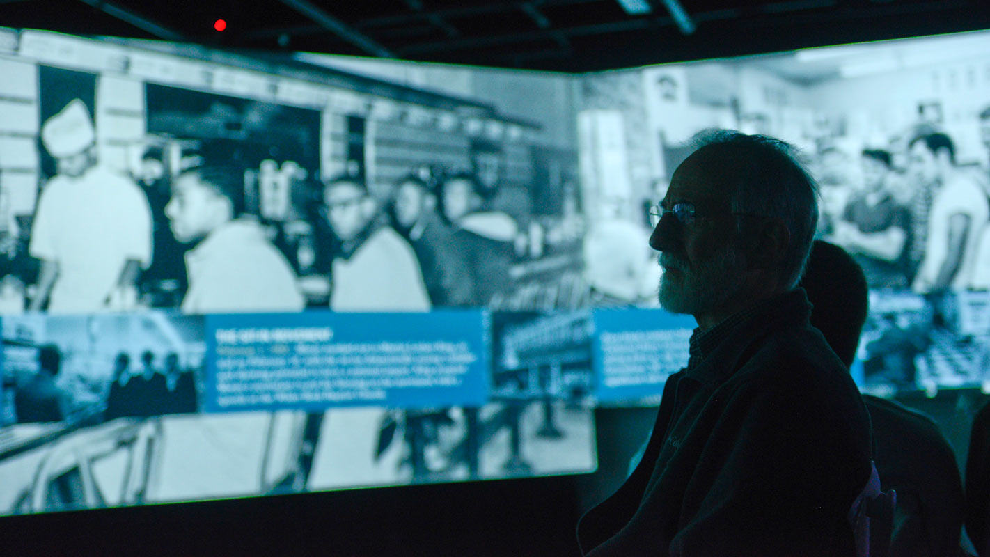 一位观众在北卡罗来纳州的亨特图书馆观看虚拟MLK项目的细节。