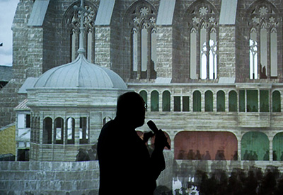 英语教授约翰·沃尔在亨特图书馆讨论这个项目。