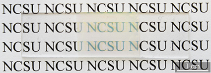 通过透明导体可以清楚地看到书面文本。点击放大。