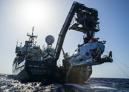 科考船亚特兰蒂斯号船尾悬挂着“阿尔文”号潜水器。图片来源:路易斯·拉马尔，伍兹胡德海洋研究所。点击放大。