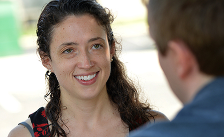 一个穿黑红衣服的女人，罗宾·多兹沃斯，在谈话。