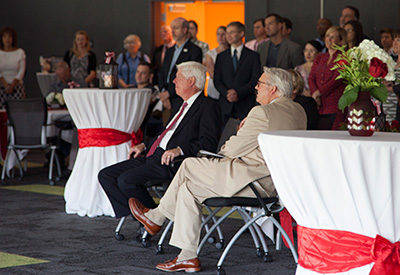 伍德森校长与高级副教务长汤姆·米勒一起庆祝达美航空公司的周年庆。