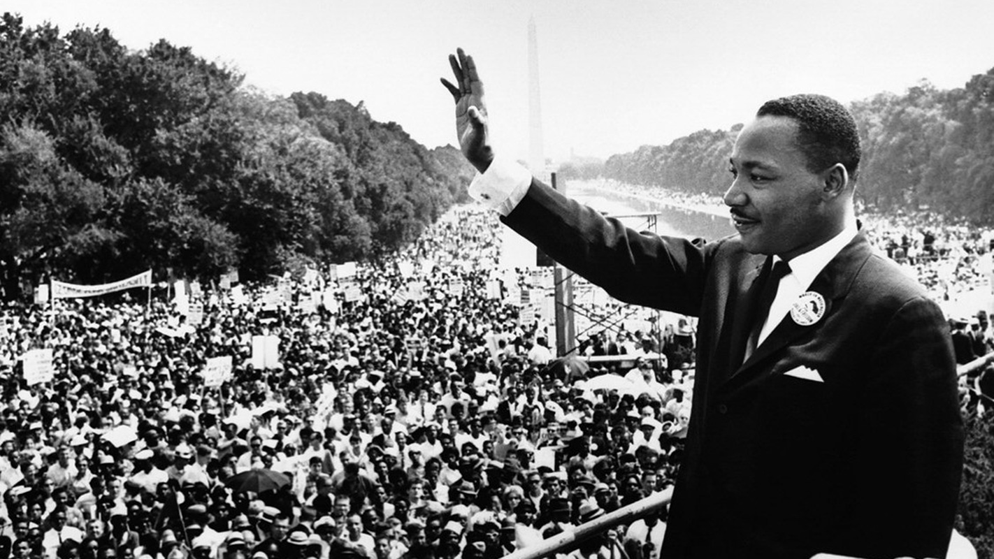 Martin Luther King Jr.波浪到人群。