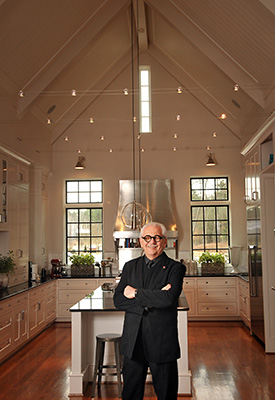 Dean Marvin Malecha在屡获殊荣的厨房的观点，新校长在百年校园内的住所。