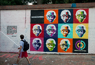 在Andy Warhhol的风格中，Malecha的标志性图像在2010年更加了解免费表达隧道。