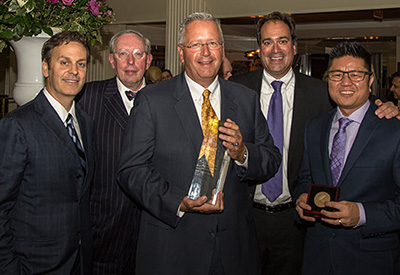 Kabiller奖获得者Joseph Desimone（Centre）和Warren Chan（最重要的）由西北部的国际纳米技术研究院荣誉。此外，西北受托人和校友David G. Kabiller（左边），副总裁Eric Neilson（左边）和IIN总监Chad Mirkin（右边）。照片由詹姆斯康康语。