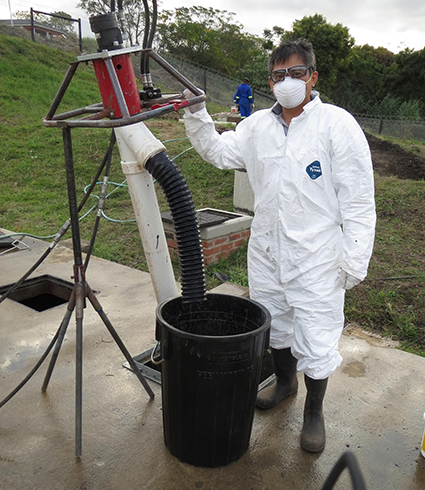 德洛斯雷耶斯在南非测试早期版本的“排泄器”。照片由Francis de los Reyes提供。