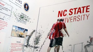 一个在北卡州分析科学实验室的研究人员的实时三维渲染。