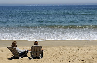 这张照片展示了144个风力涡轮机如果位于离岸12英里处会是什么样子。点击放大。图片由劳拉·泰勒提供。