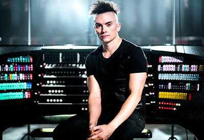 Cameron木匠在他定制设计的国际旅游器官的键盘。