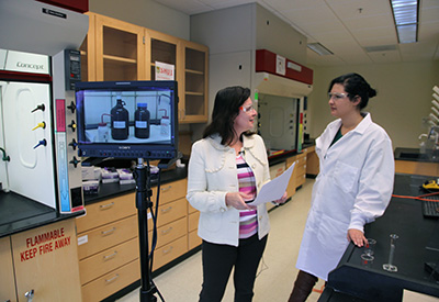 DELTA关键路径课程重新设计基金为Maria Gallardo-Williams教授提供了高科技工具，以加强两门基于实验室的课程。