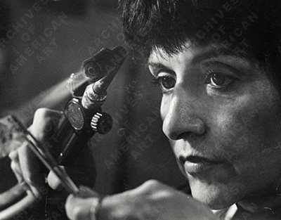 大约在1970年，她在纽约的工作室工作。图片:美国艺术档案。