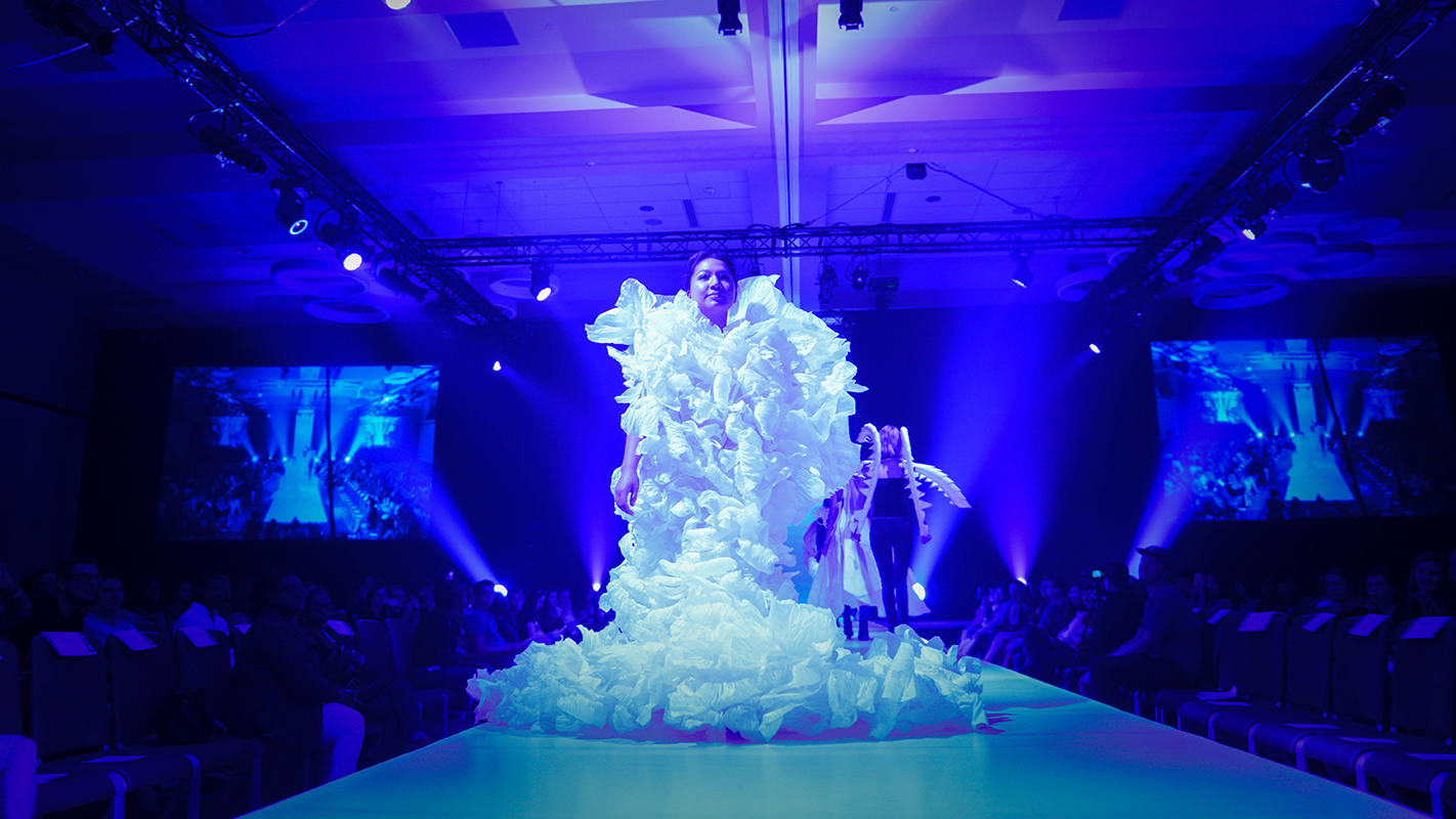 在NC状态下，模型在2016年Art2wear时装秀时走了跑道。