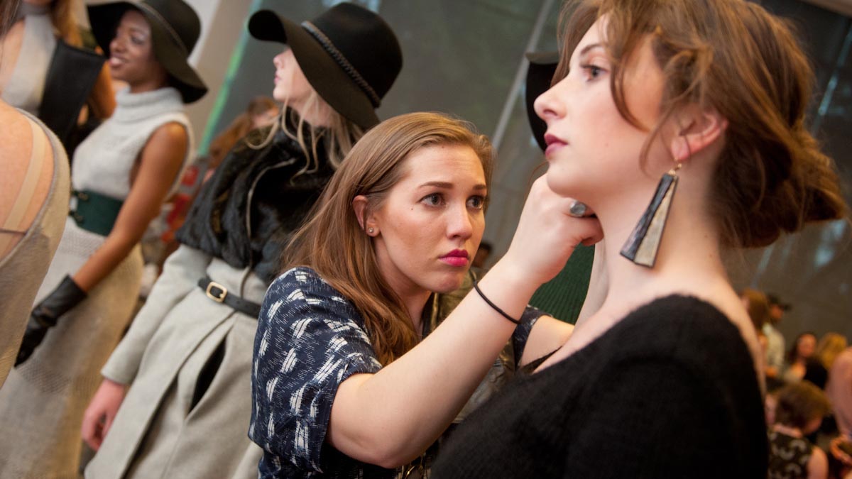 学生设计师在2015年艺术2wear之前对她的模型的珠宝进行了最终调整。