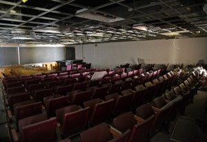 墙壁将哈里森的演讲风格的演讲室包围了。