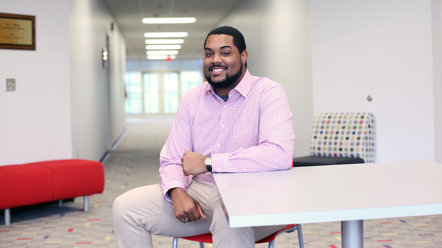 Adam Barksdale的肖像，从NC状态毕业于纺织工程。