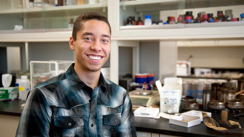 毕业的NC状态高级Kyle Virgil在校园的实验室里。