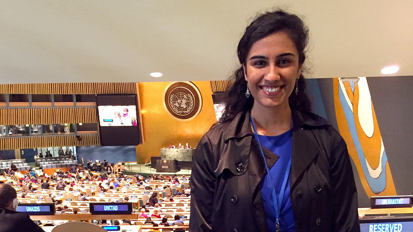北卡罗来纳大学毕业生玛雅·克里希南在联合国的照片。