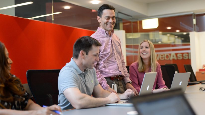 克里斯吉尔林，罗伯特戴维斯和安妮麦奎德合作的WebAssign总部在百年校园。