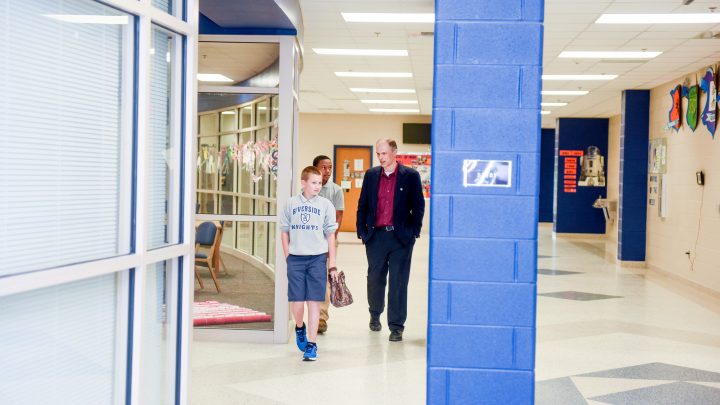 副校长拉里·霍奇金斯在河滨中学的大厅里散步。