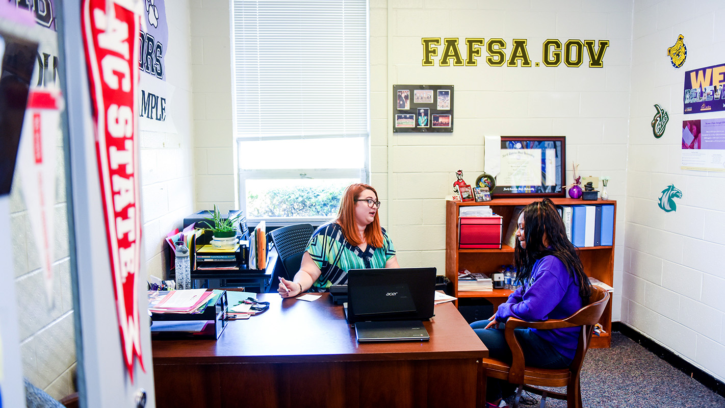 在马丁县南溪高中，达尼·里奇纳在她的办公室为一名学生提供咨询。