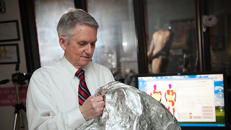 Roger Barker是纺织品保护和舒适中心的主任。