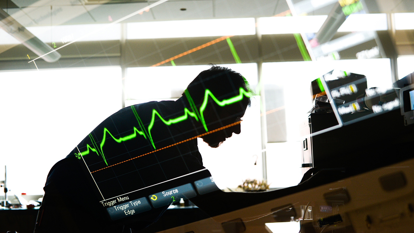 Alper Bozkurt博士在EBII的百年校园进行研究。摄影:Marc Hall