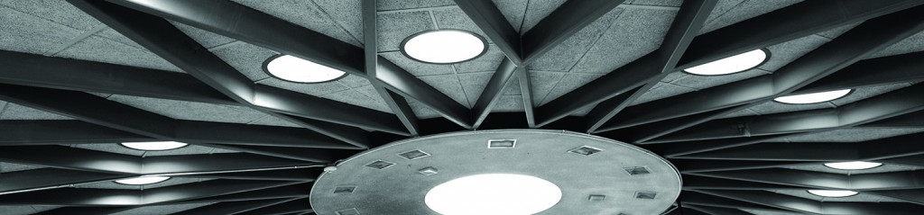 哈勒森大厅的黑白纹理照片。