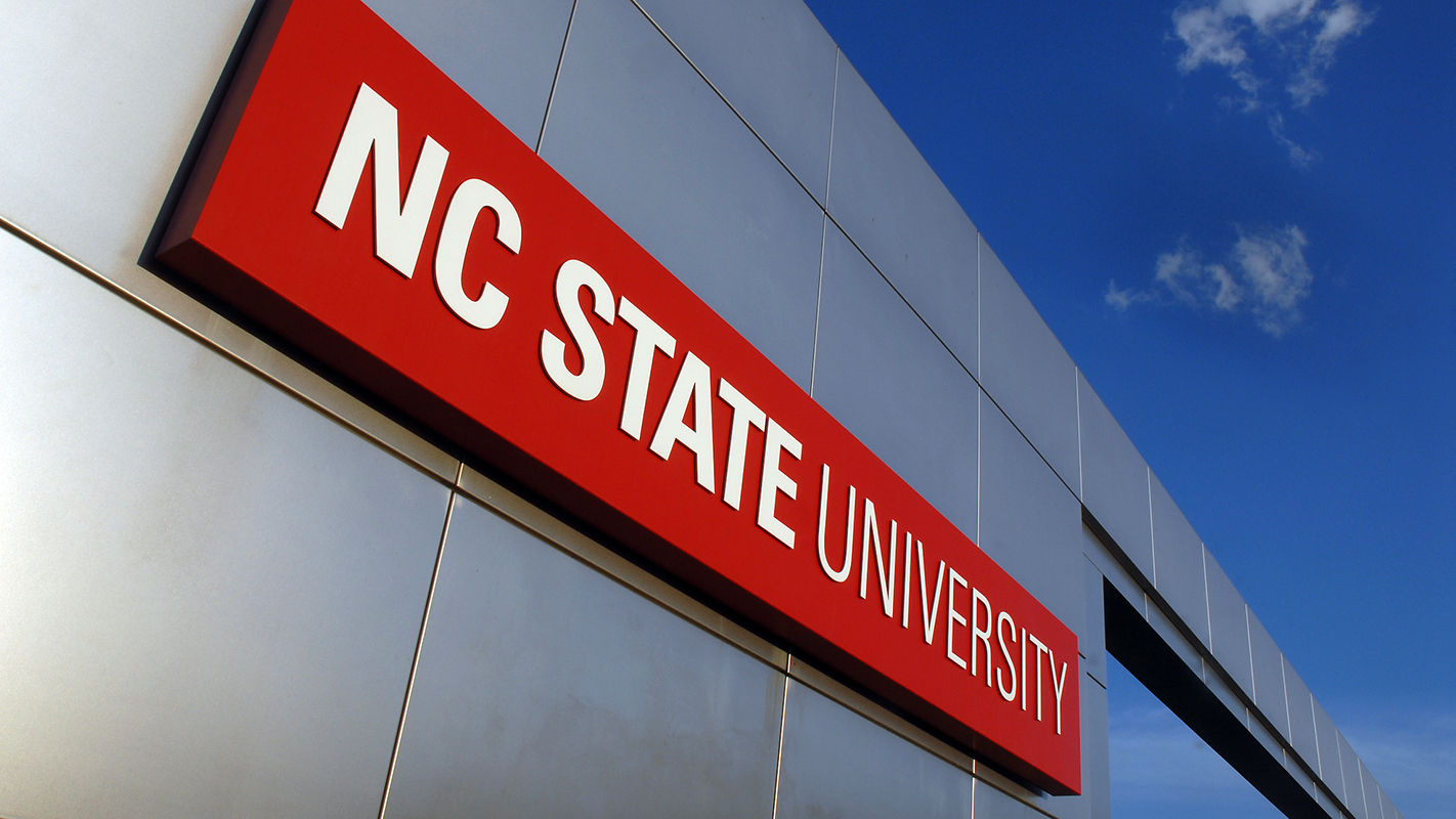 金属门牌上的NC州立大学标志。